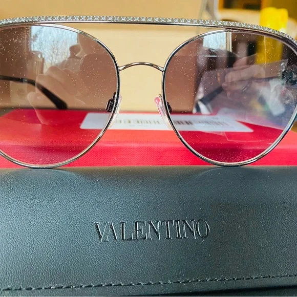 Brand new, never worn ladies Valentino sunglasses. - Picture 5 of 12